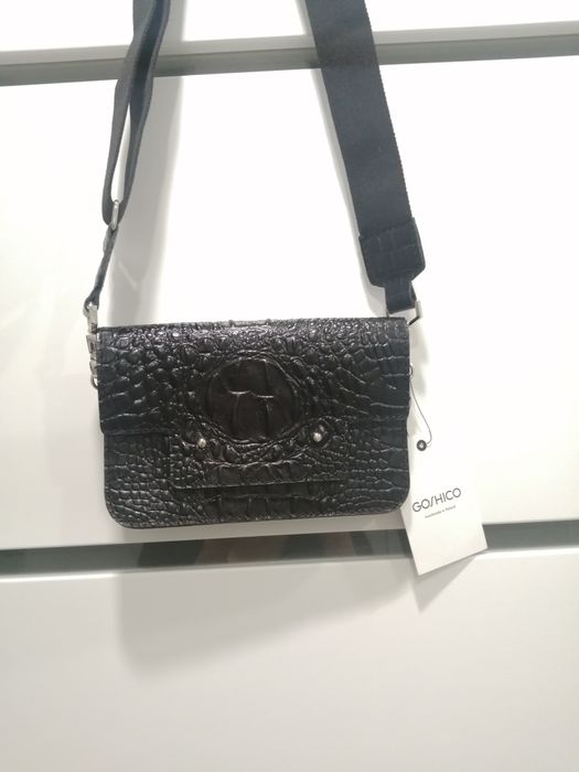 Czarna mała skórzana torebka listonoszka flipperka nerka Goshico