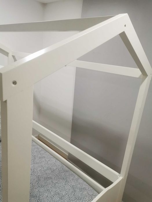 Cama em formato de casa sem colchão em madeira maciça feita a mão