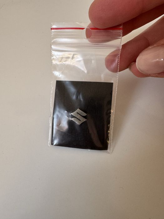 Pin Suzuki nowy metalowy