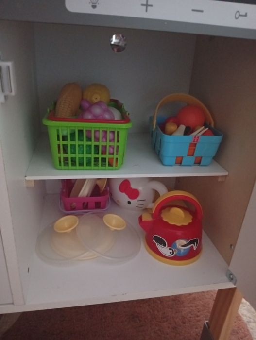 Sprzedam kuchenke zabawkowa z akcesoriami widocznymi na zdjeciach