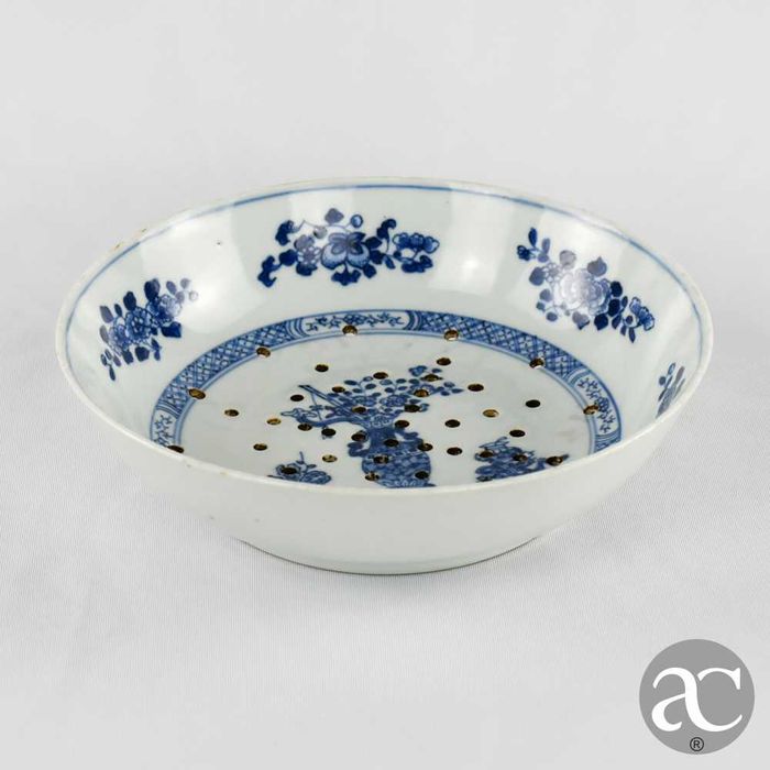 Taça / Escorredor frutas porcelana China, Período Qianlong, séc. XVIII