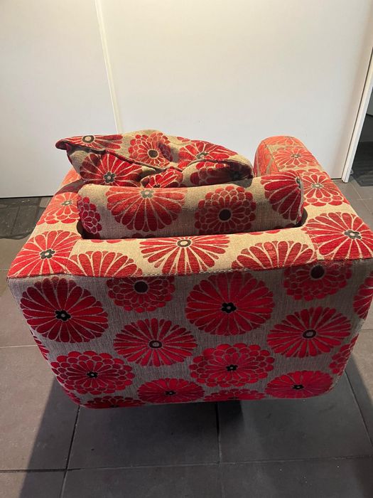 Poltrona giratoria com tecido floral