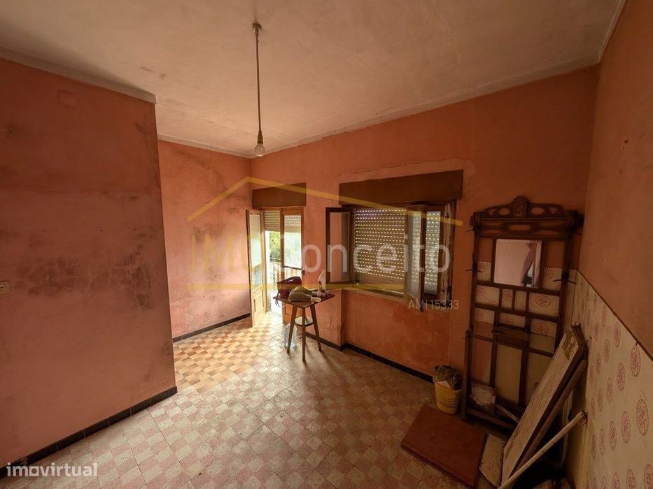 Moradia T3+ terreno + garagem para remodelação Assentis