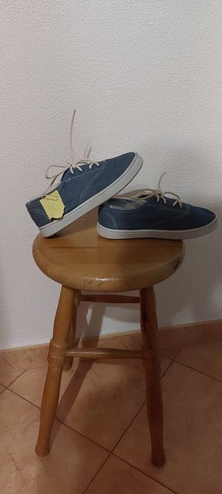 Vende-se sapato para criança