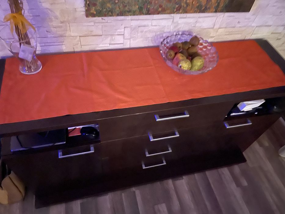 Sala de jantar e aparador e  4 cadeiras