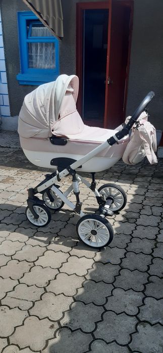 Продам гарну  коляску для дівчинки