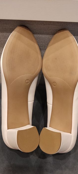 Beżowe na obcasie rozmiar 44