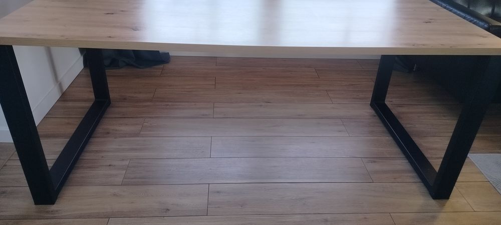 Stół z metalowymi nogami