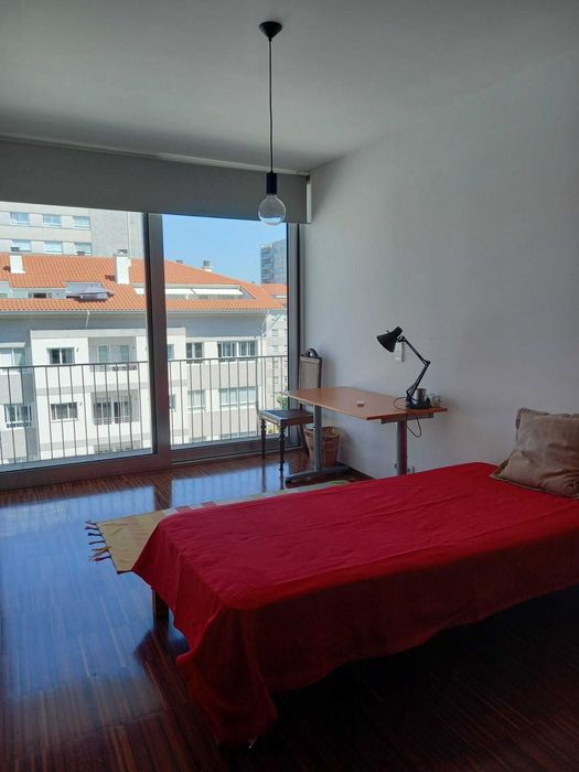 Alugo a estudante quarto com casa de banho privativa,  no Porto.