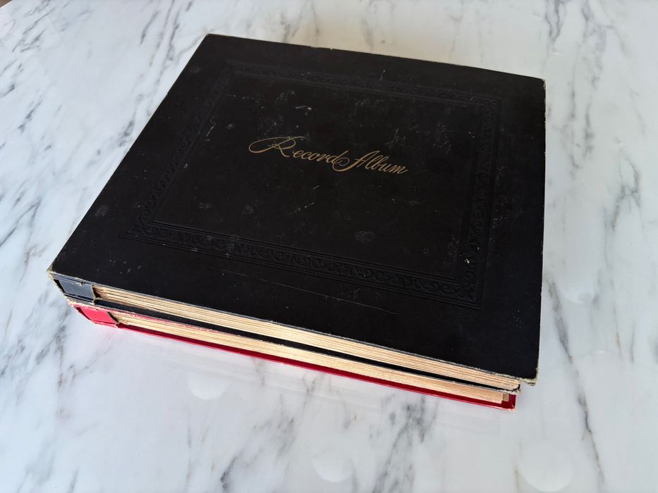 Grafonola antiga com 24 discos