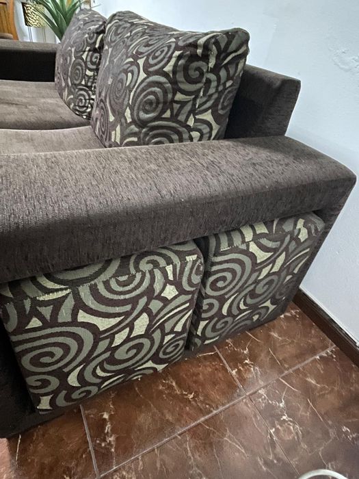 Sofá castanho com bancos