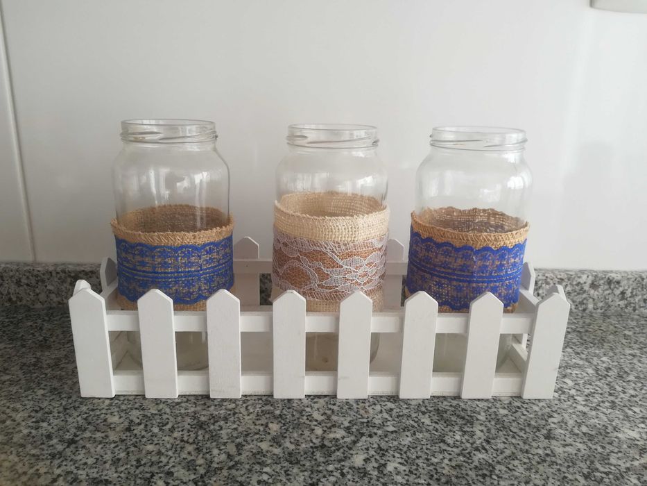 Caixa branca com frascos decorativos