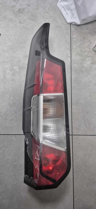Lampa tylna ford tourneo courier uszkodzona nowy model 2024
