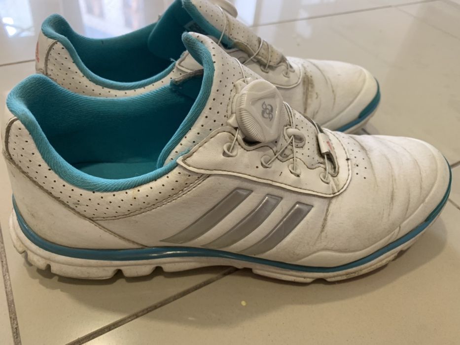 Sapatos de golfe senhora nº 40 (serve quem calça 38 ou 39)
