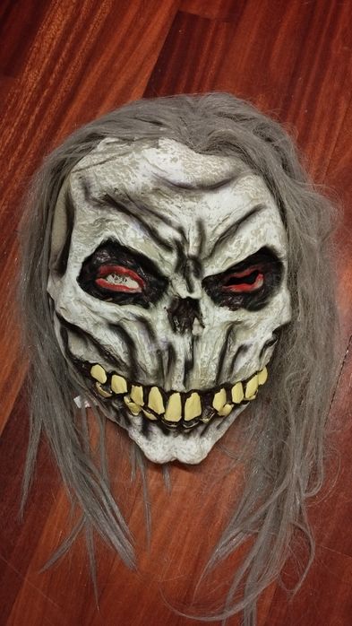 Carnaval: 2 máscaras e 1 peruca, não usadas