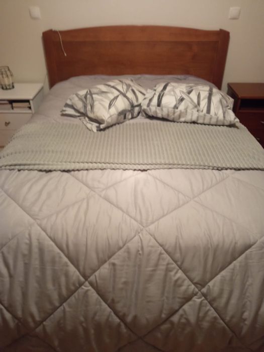 cama de madeira.
