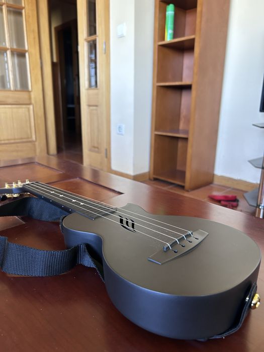 Ukulele Enya com acessórios
