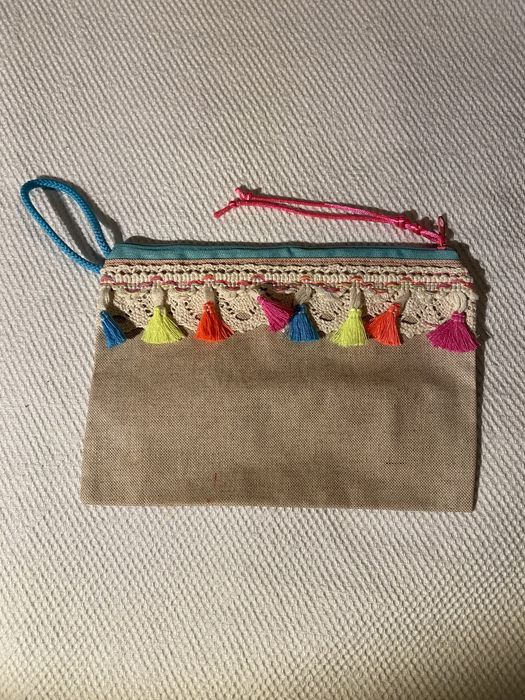 Bolsa bege com franjas multicores 23 x 16 cm