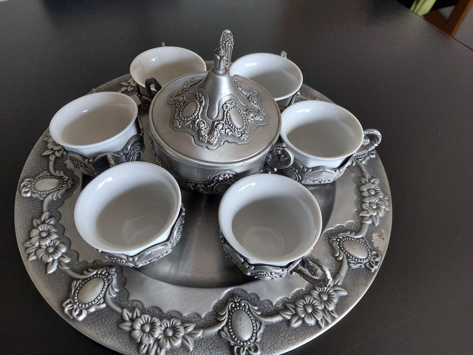 Conjunto Café em Porcelana e Metal c/ Prato + Açucareiro + 6 Chávenas