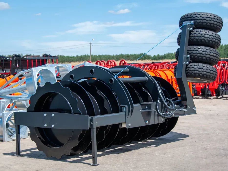 Wał pryzmowy do kiszonki z bocznym wałem dociskowym Inter-Tech 3,0m 300cm