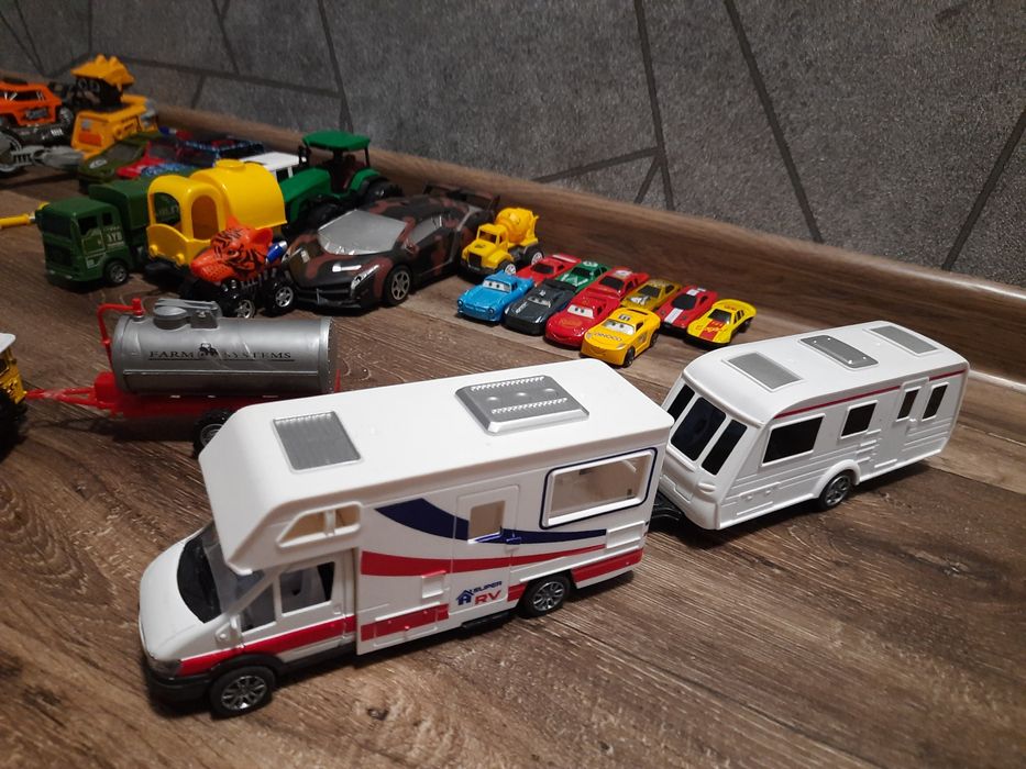 Іграшкові машинки металеві та пластмасові