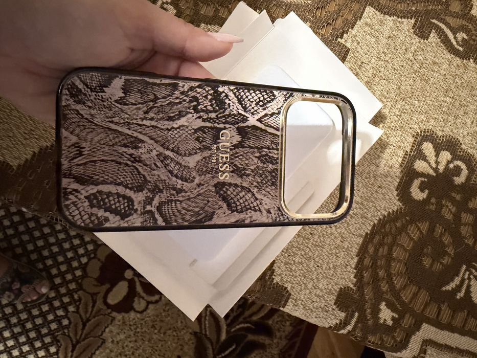 Etui Ipgone 17 Pro Guess