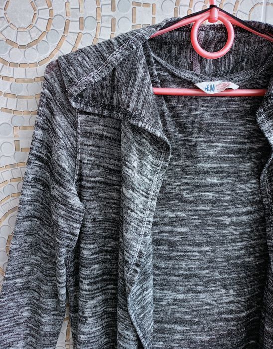 Кардиган с капюшоном из серого трикотажа для молодой леди, бренд H&M.