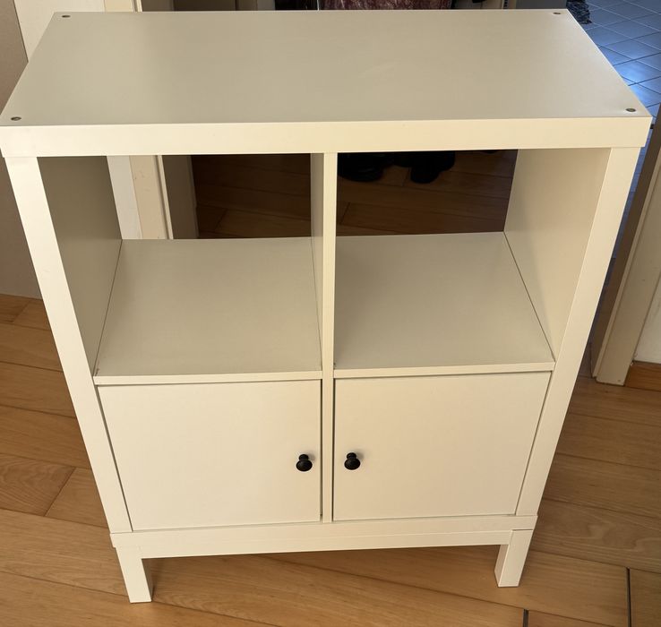 Móvel Ikea Kallax com pés e duas portas