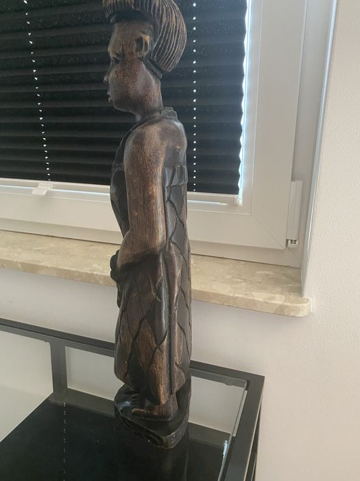 Figurka z ciemnego drewna