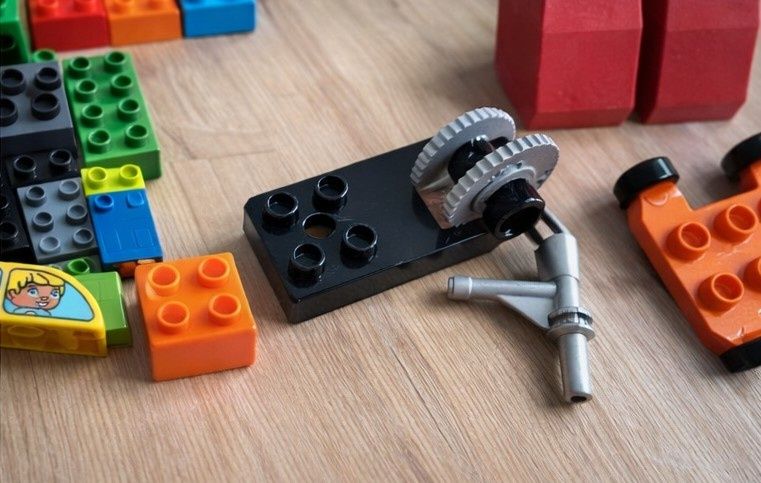 Duży zestaw LEGO DUPLO – mix klocków + samolot, figurka, dodatki