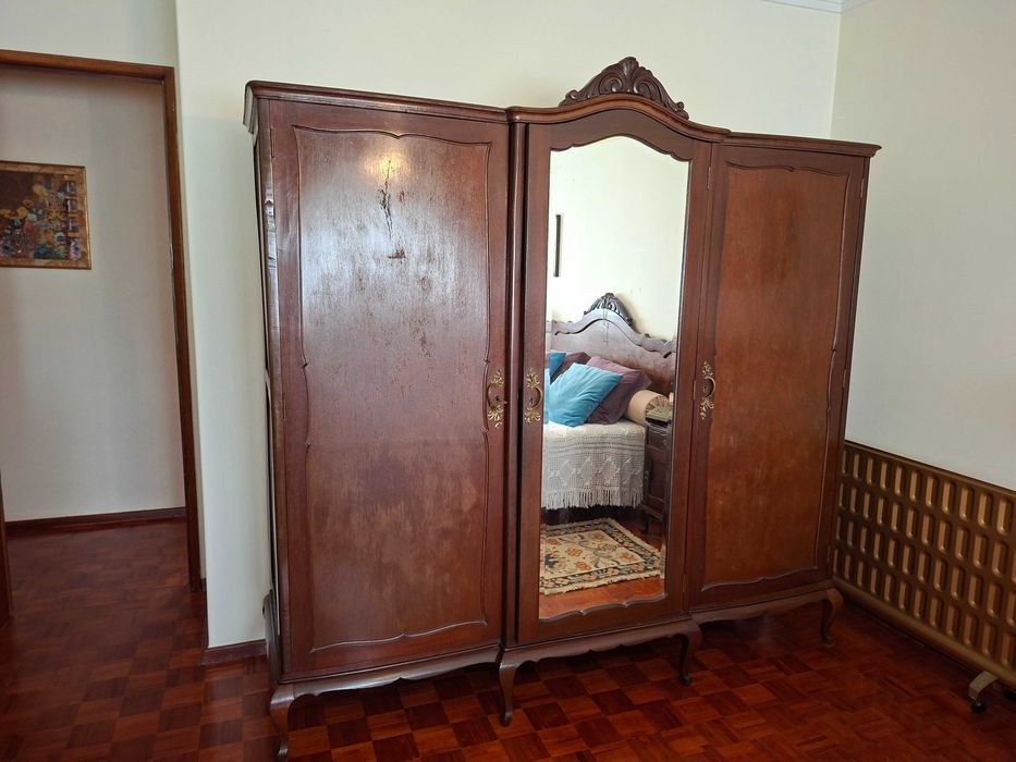 Mobiliário de quarto composto por Cama de casal, 2 mesas de cabeceira, armário roupeiro e cómoda