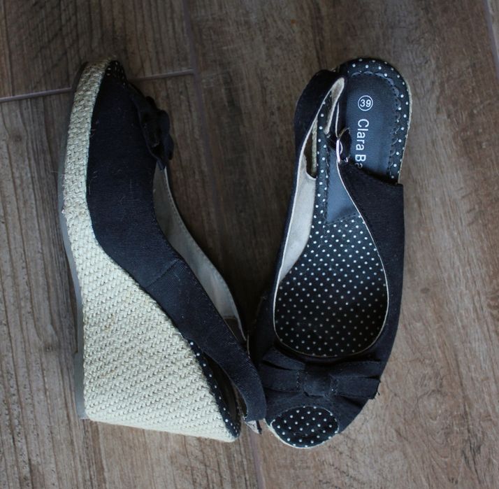 Czarne letnie buty na koturnie espadryle