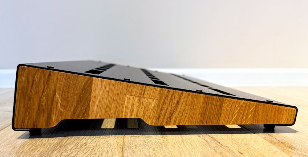 Pedalboard custom – czarny, lekki, półka na zasilacz, gniazda