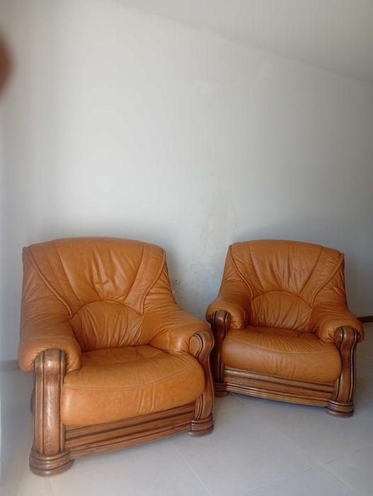 Móveis de sala incluindo mesa e cadeiras