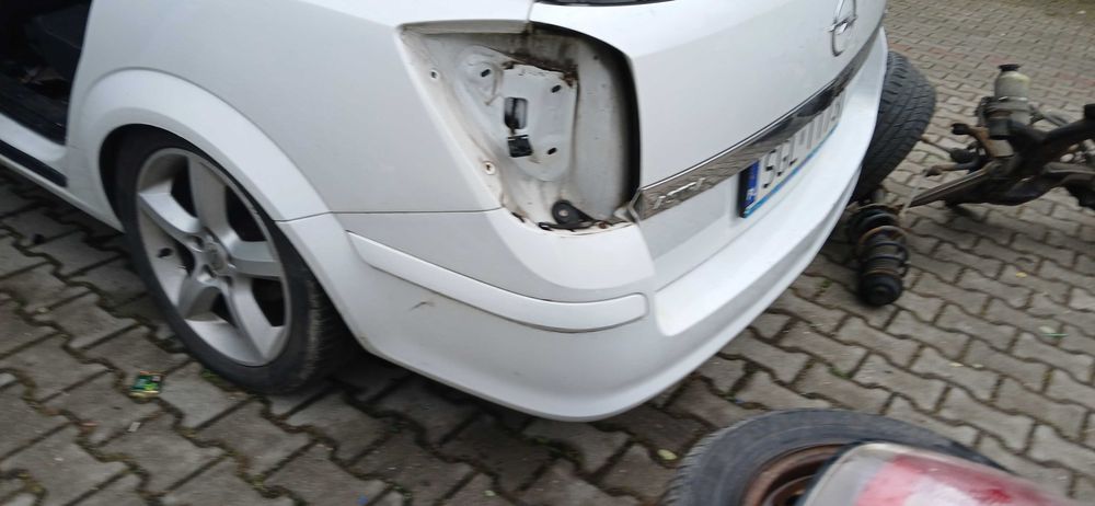 Opel Astra h kombi zderzak tył Z474