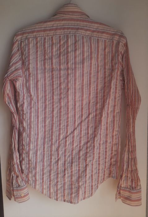 Camisa às riscas