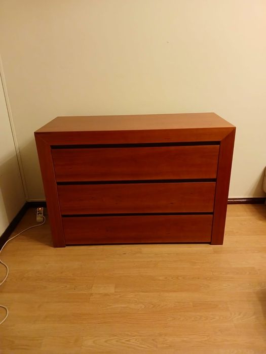 Quarto cerejeira seminovo com estrado e roupeiro