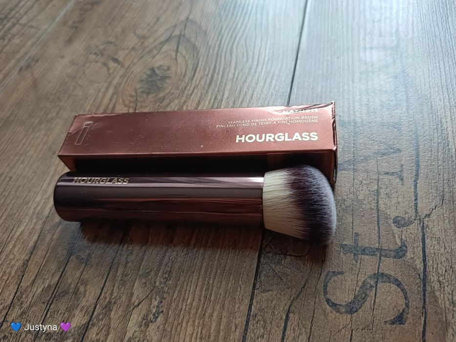 Nowy pędzel HOURGLASS Vanish Seamless Finish do podkładu
