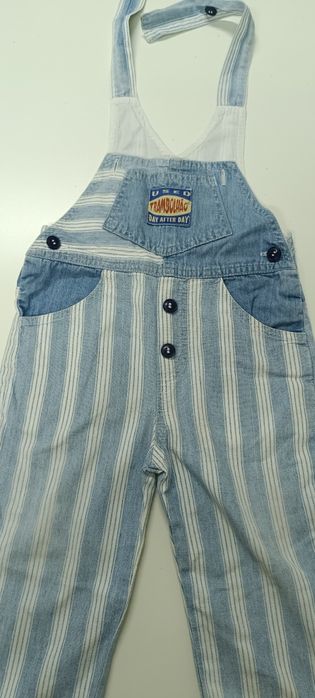 Calças jardineiras de criança