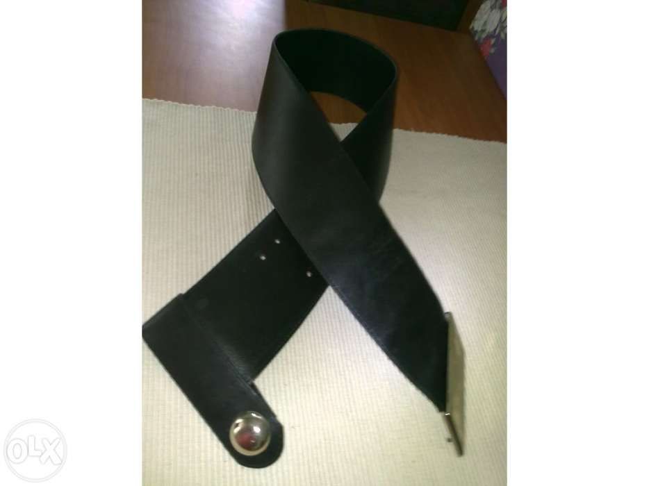 Cinto preto com fivela metálica prateada