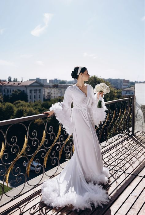 Оренда халата з пірями на ранок наречених