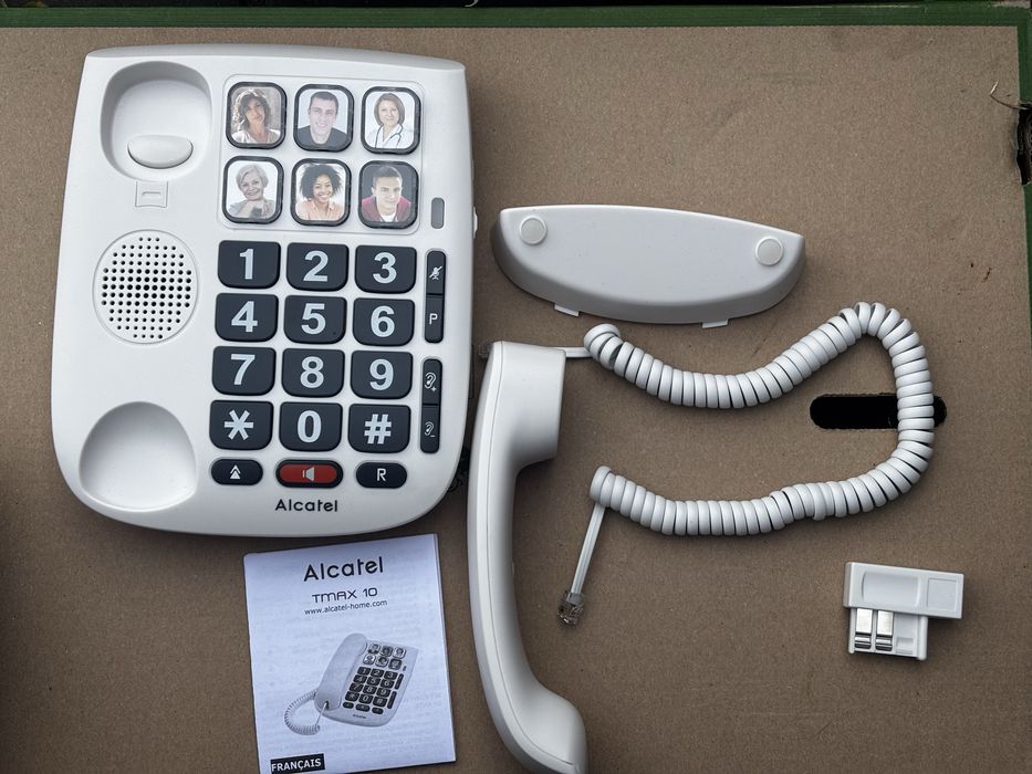 biały, przewodowy telefon stacjonar-ny Alcatel TMAX 10, zaprojektowany z myślą o seniorach