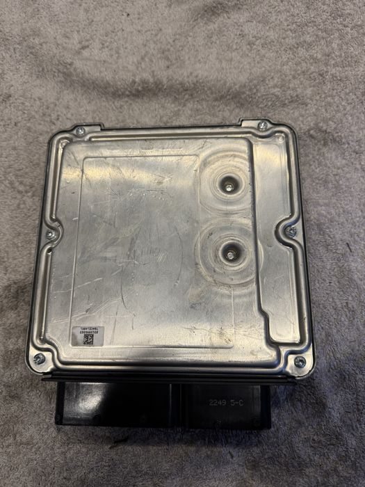 Komputer stwrownik silnika ecu VW T5 2.0TDI