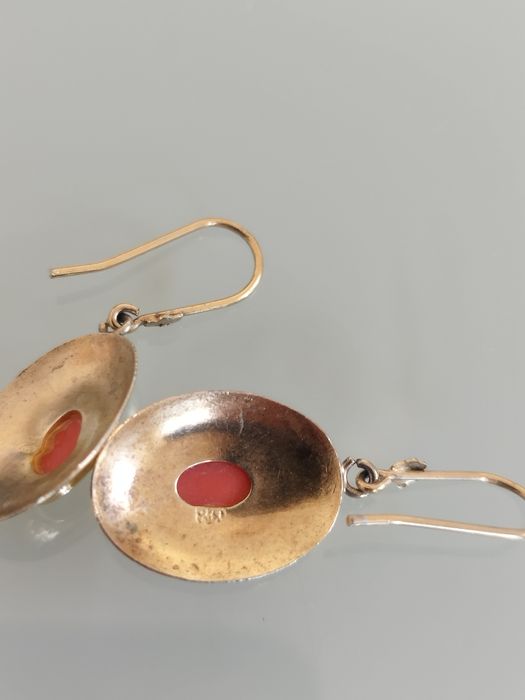 Lindos brincos vintage em vermeil e coral genuíno.