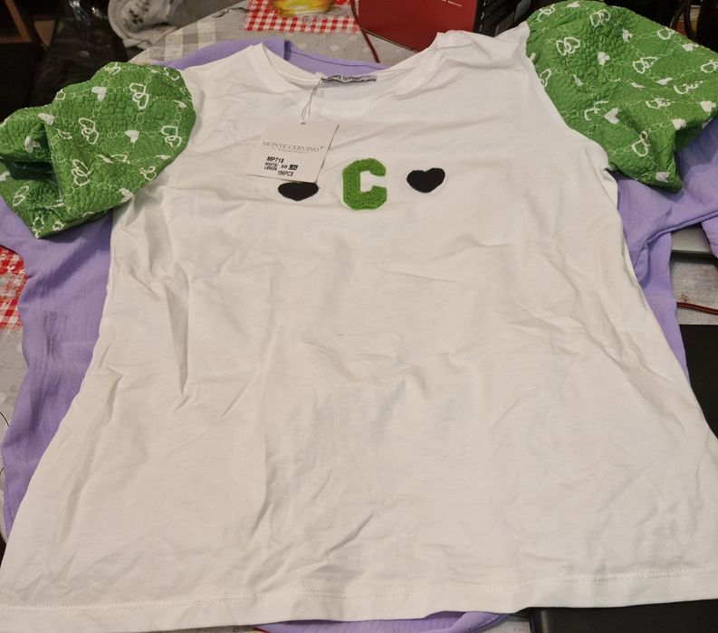 Vendo t-shirts, calças novas