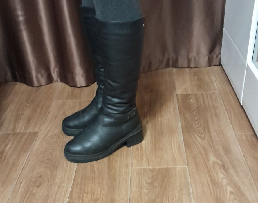 Продам жіночі зимові шкіряні чоботи.