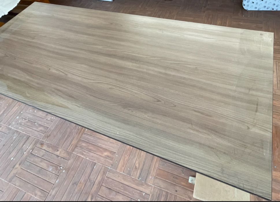 Mesa de madeira de jantar ou reuniões