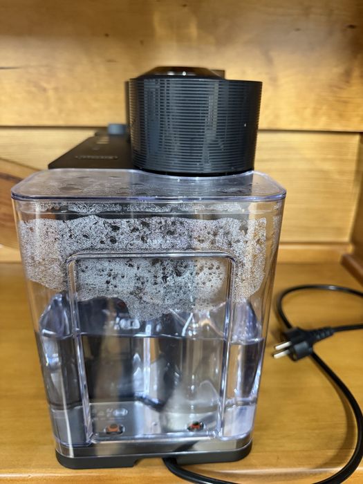 Máquina de Café NESPRESSO ENV3000.B Vertuo Lattissima Preto