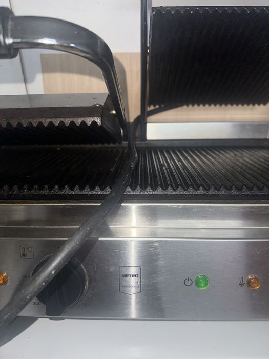 Metro bread toaster