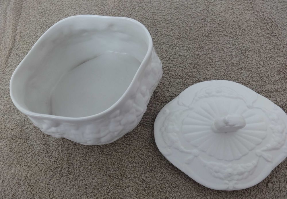 Boleira em Porcelana Branca Antiga